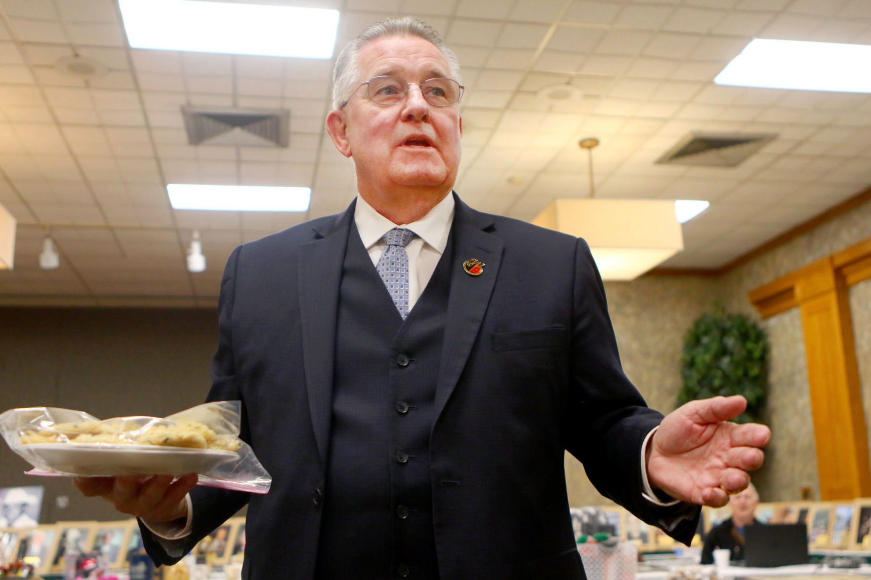 Paul Behr auctioning off cookies